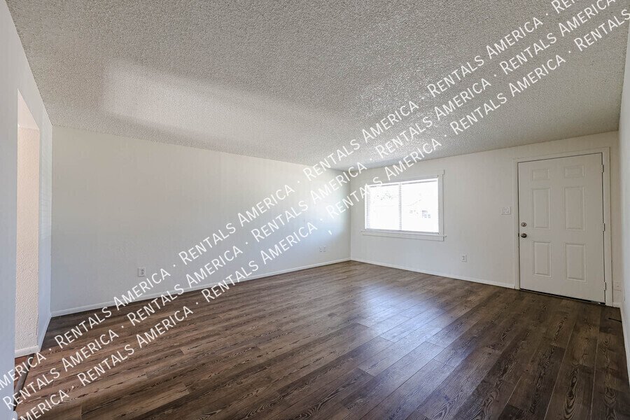 Great 3 bedroom home w/ large backyard property image