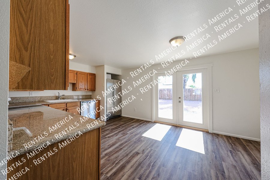 Great 3 bedroom home w/ large backyard property image
