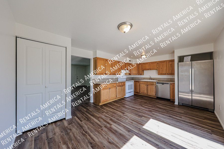 Great 3 bedroom home w/ large backyard property image