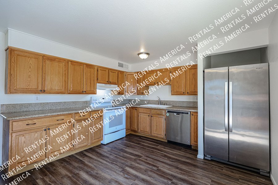 Great 3 bedroom home w/ large backyard property image