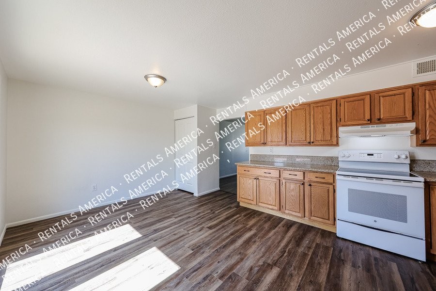 Great 3 bedroom home w/ large backyard property image