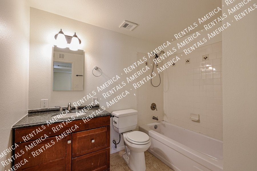 Great 3 bedroom home w/ large backyard property image