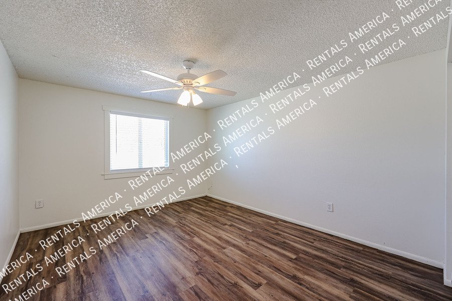 Great 3 bedroom home w/ large backyard property image