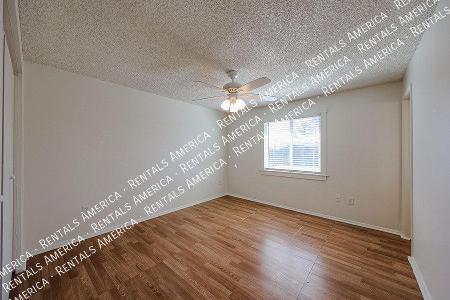 Great 3 bedroom home w/ large backyard property image