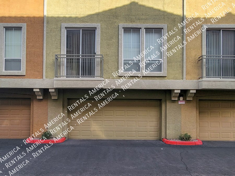 Beautiful 3 Bedroom 3.5 Bathroom Townhouse in Kensington Place!!! property image