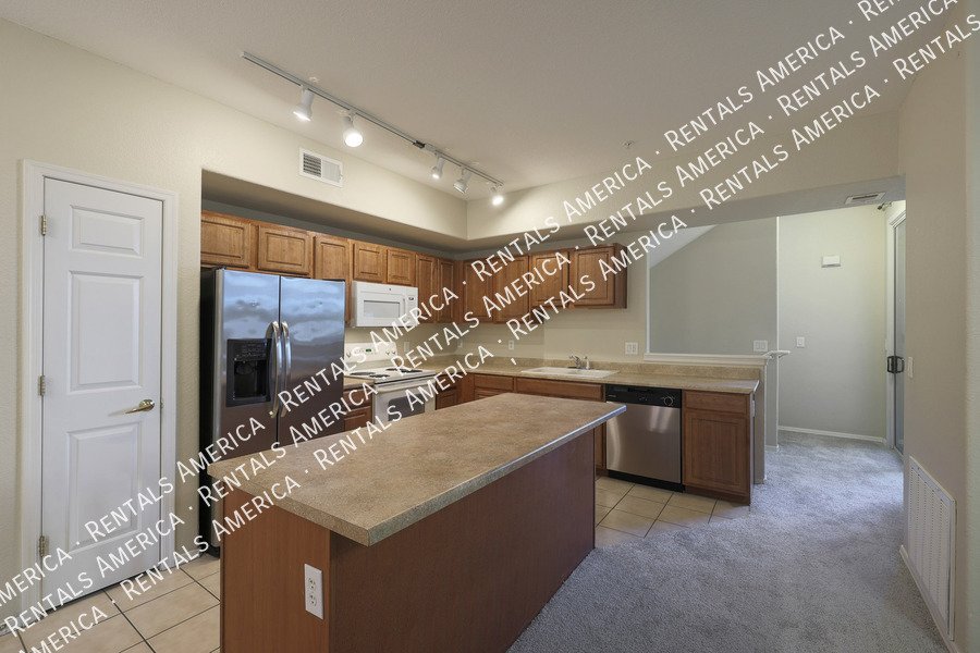 Beautiful 3 Bedroom 3.5 Bathroom Townhouse in Kensington Place!!! property image