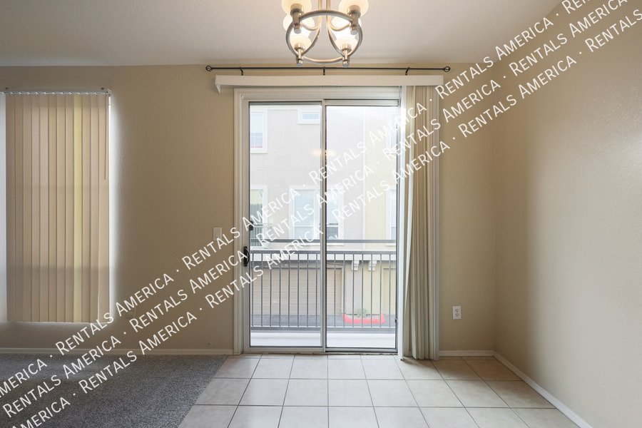 Beautiful 3 Bedroom 3.5 Bathroom Townhouse in Kensington Place!!! property image