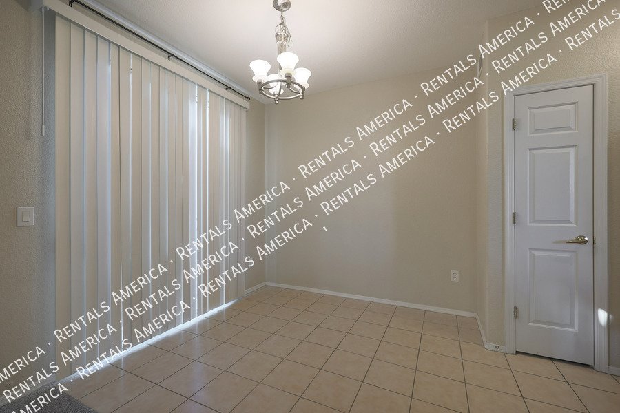 Beautiful 3 Bedroom 3.5 Bathroom Townhouse in Kensington Place!!! property image