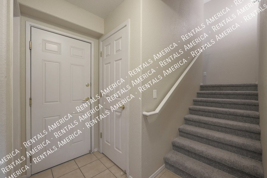 Beautiful 3 Bedroom 3.5 Bathroom Townhouse in Kensington Place!!! property image