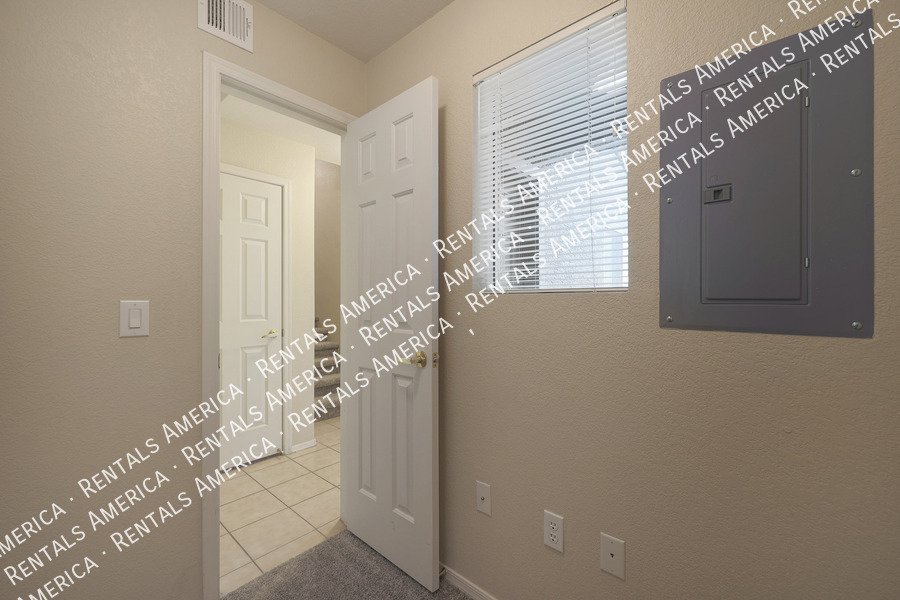 Beautiful 3 Bedroom 3.5 Bathroom Townhouse in Kensington Place!!! property image