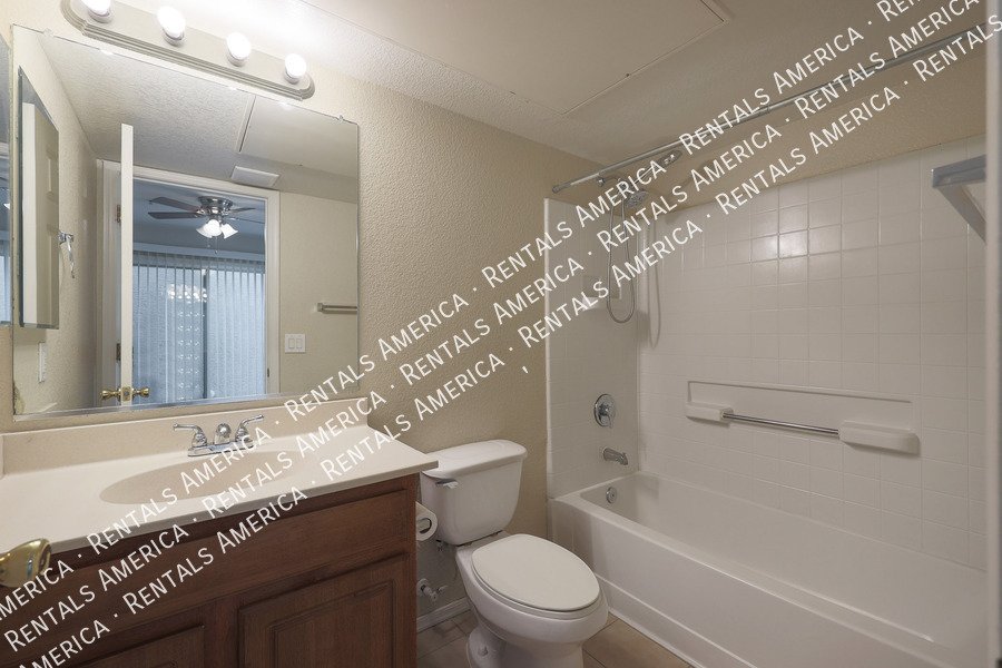 Beautiful 3 Bedroom 3.5 Bathroom Townhouse in Kensington Place!!! property image