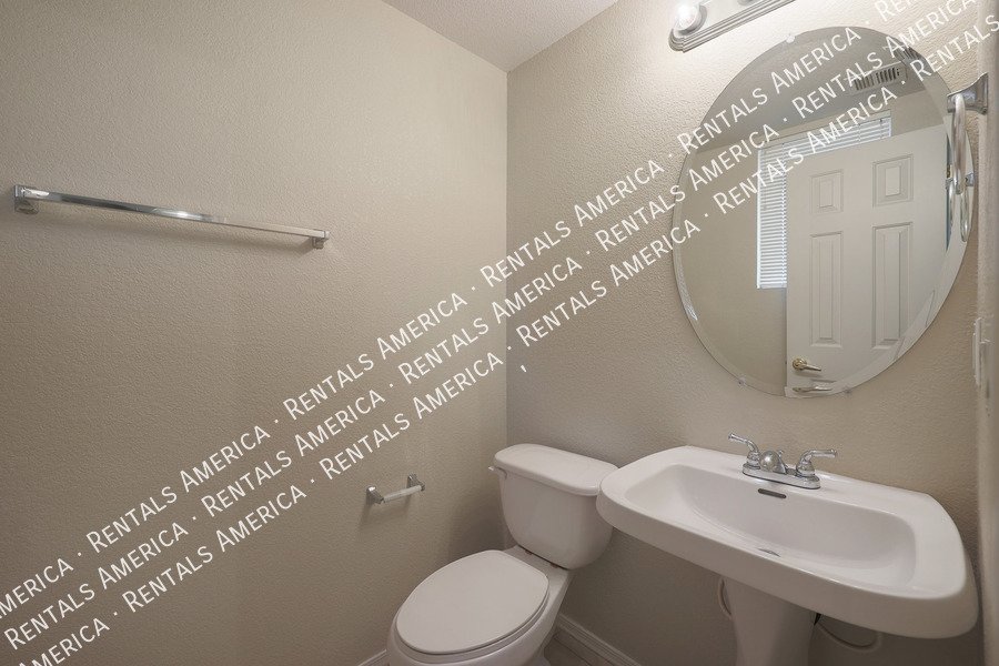 Beautiful 3 Bedroom 3.5 Bathroom Townhouse in Kensington Place!!! property image