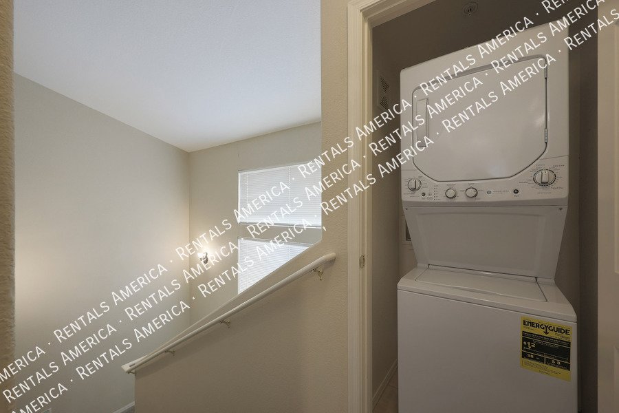 Beautiful 3 Bedroom 3.5 Bathroom Townhouse in Kensington Place!!! property image