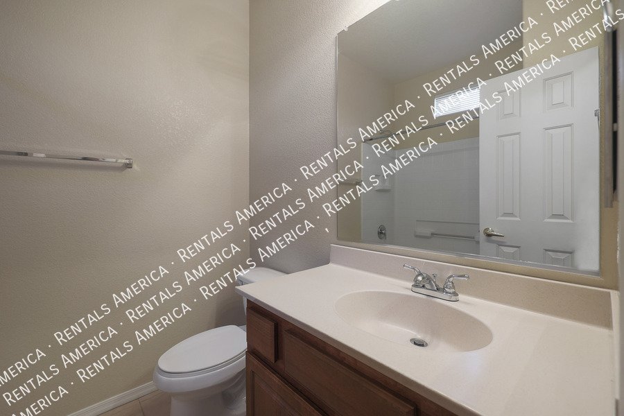 Beautiful 3 Bedroom 3.5 Bathroom Townhouse in Kensington Place!!! property image