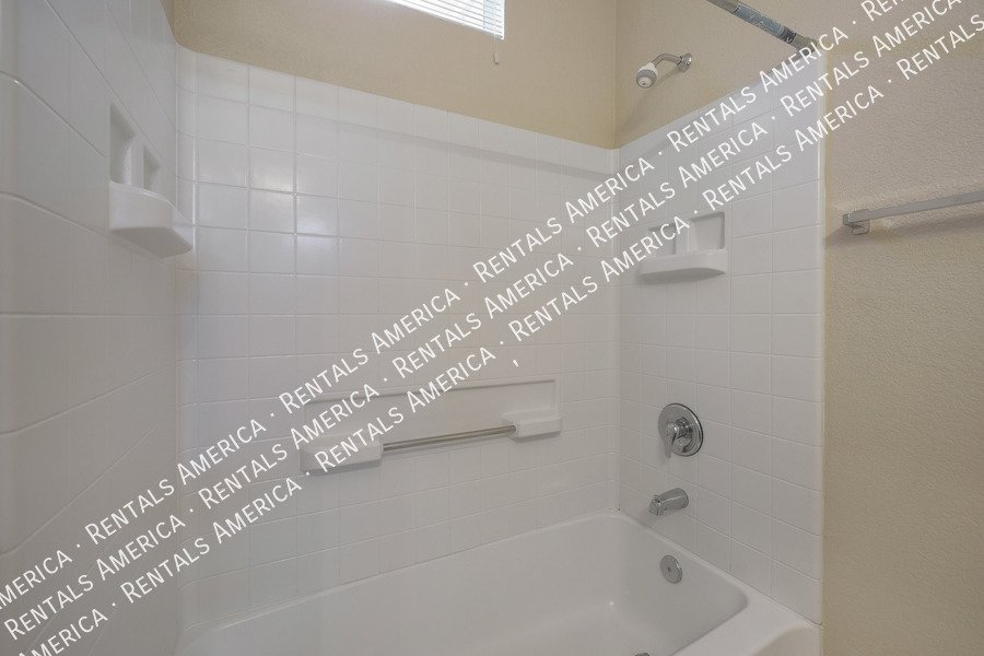 Beautiful 3 Bedroom 3.5 Bathroom Townhouse in Kensington Place!!! property image
