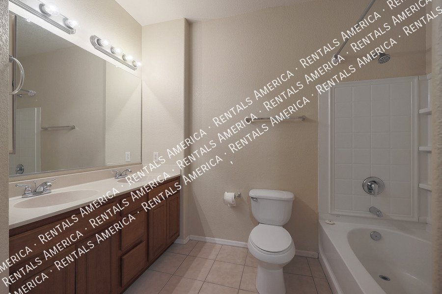 Beautiful 3 Bedroom 3.5 Bathroom Townhouse in Kensington Place!!! property image