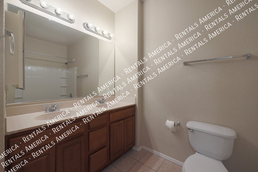 Beautiful 3 Bedroom 3.5 Bathroom Townhouse in Kensington Place!!! property image