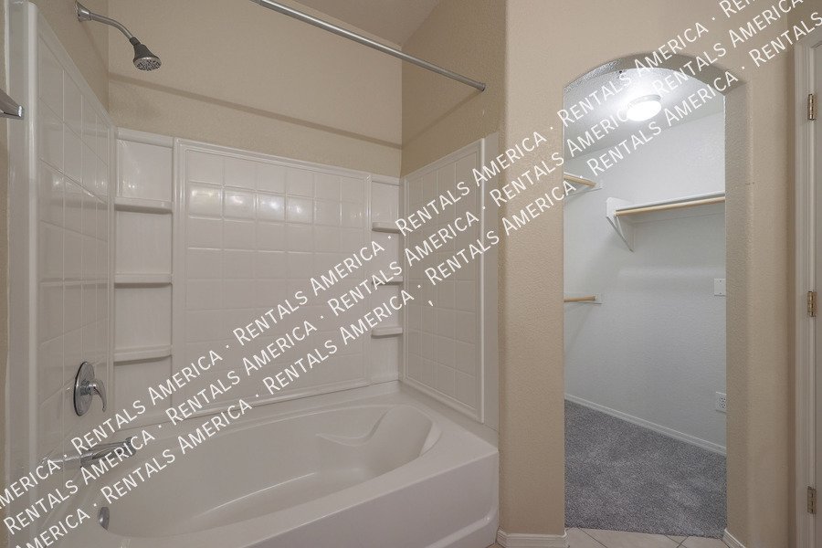 Beautiful 3 Bedroom 3.5 Bathroom Townhouse in Kensington Place!!! property image