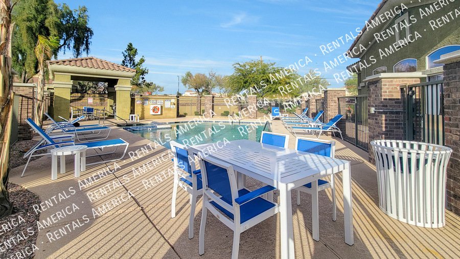 Beautiful 3 Bedroom 3.5 Bathroom Townhouse in Kensington Place!!! property image