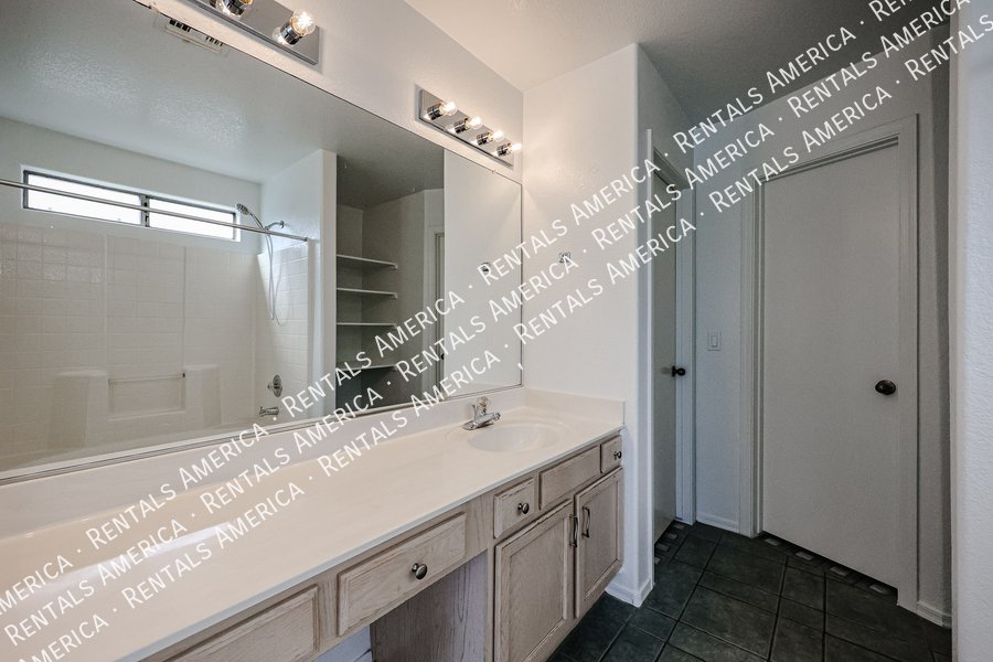 Charming 3-bedroom 2 bath in El Mirage property image