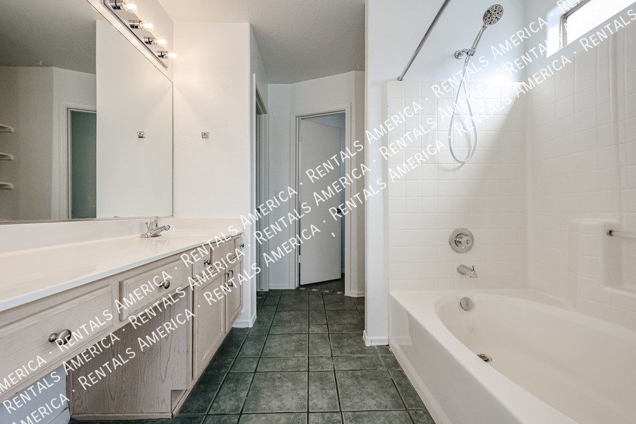 Charming 3-bedroom 2 bath in El Mirage property image