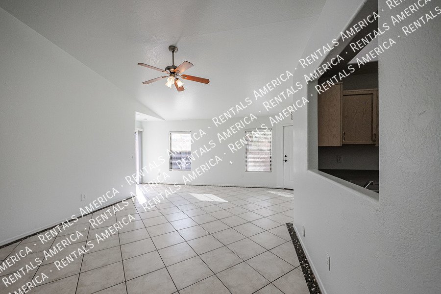 Charming 3-bedroom 2 bath in El Mirage property image