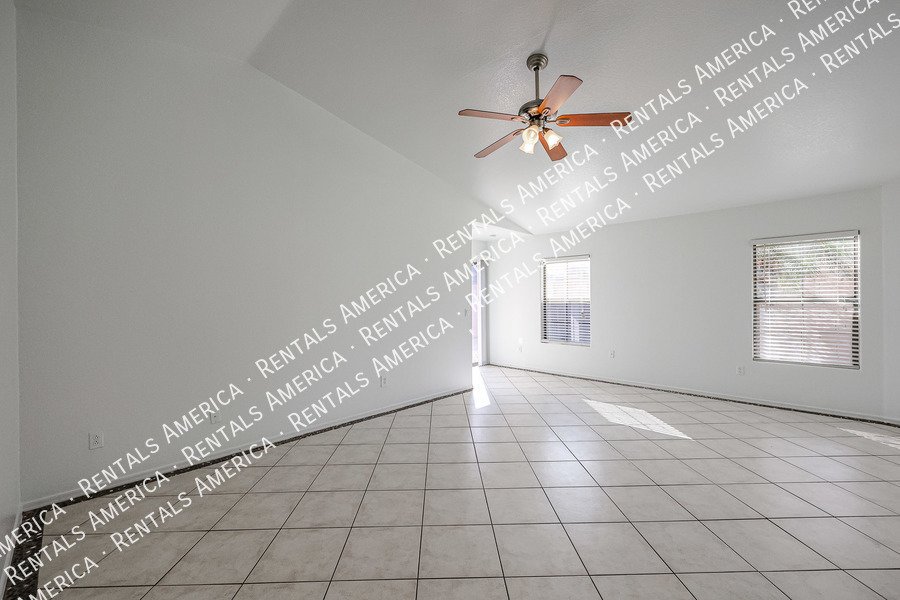 Charming 3-bedroom 2 bath in El Mirage property image
