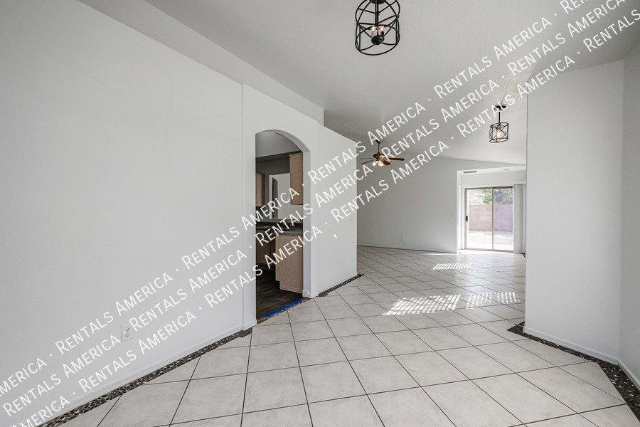 Charming 3-bedroom 2 bath in El Mirage property image