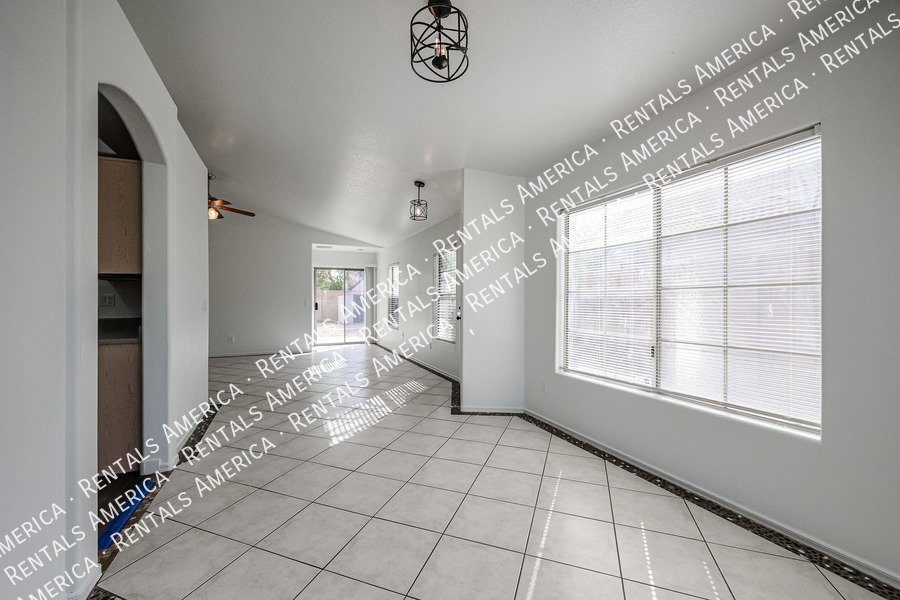 Charming 3-bedroom 2 bath in El Mirage property image