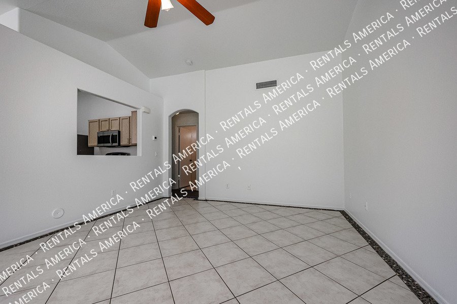 Charming 3-bedroom 2 bath in El Mirage property image