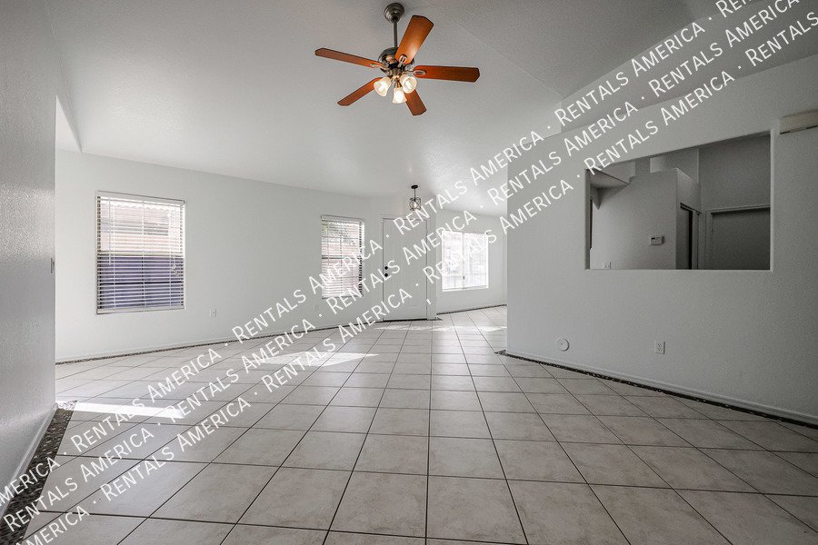 Charming 3-bedroom 2 bath in El Mirage property image
