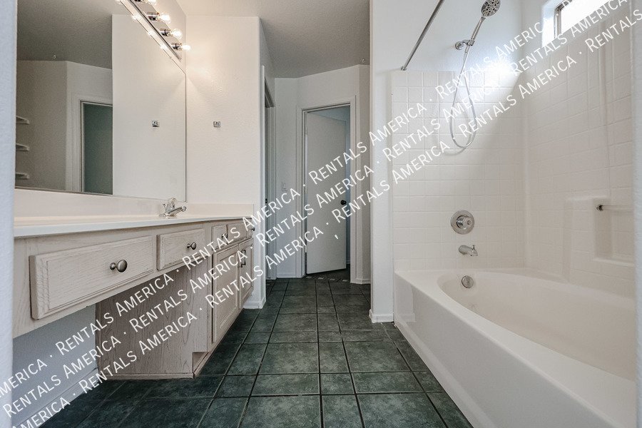 Charming 3-bedroom 2 bath in El Mirage property image