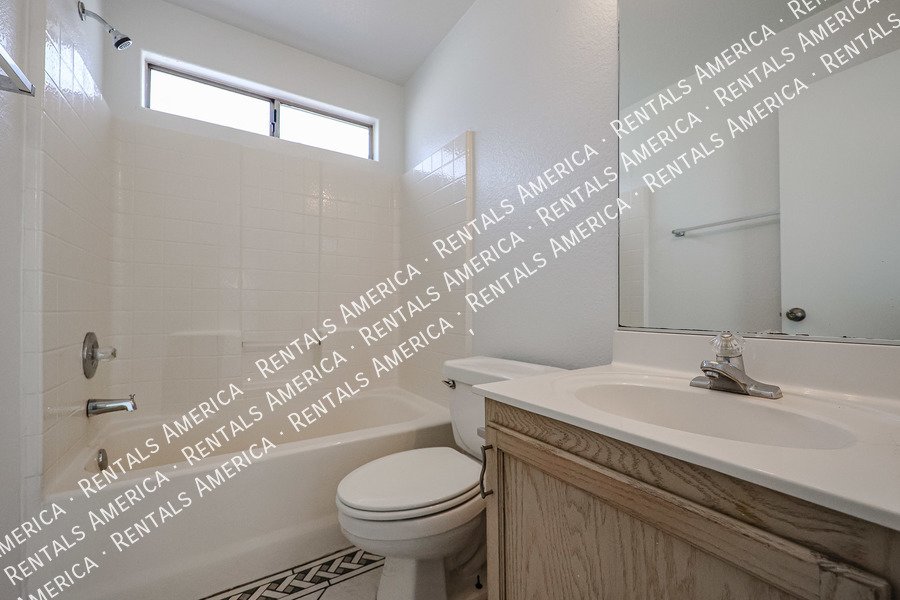 Charming 3-bedroom 2 bath in El Mirage property image