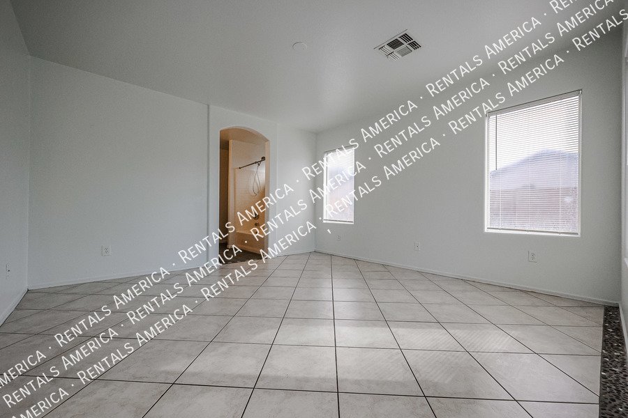 Charming 3-bedroom 2 bath in El Mirage property image