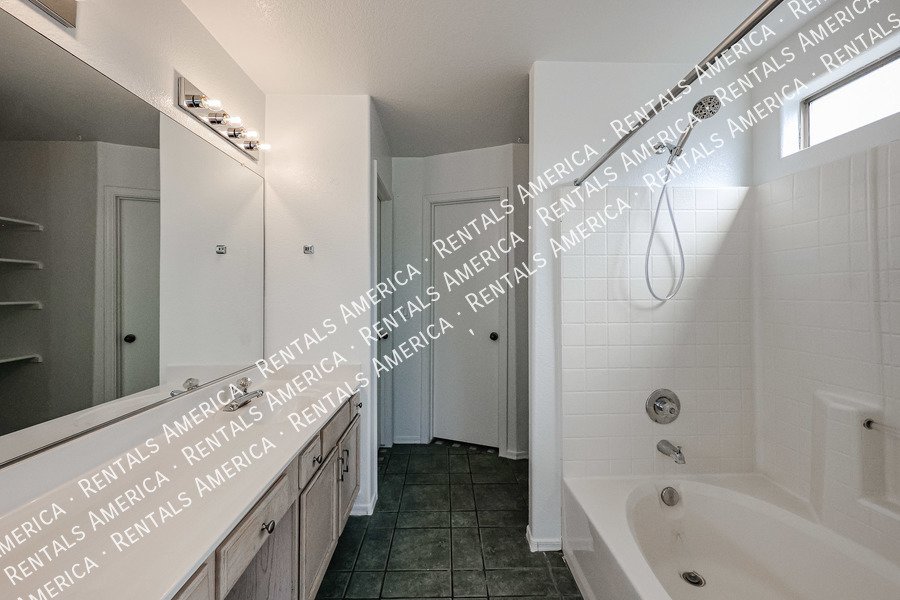 Charming 3-bedroom 2 bath in El Mirage property image