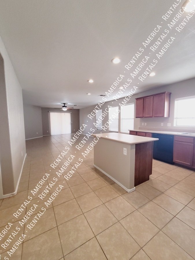 4 Bed in San Tan Valley with all tile flooring! property image
