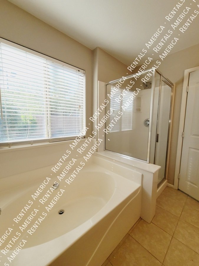 4 Bed in San Tan Valley with all tile flooring! property image