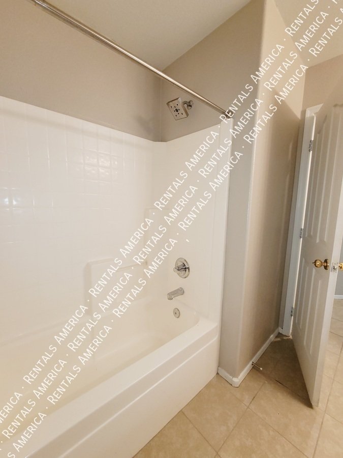 4 Bed in San Tan Valley with all tile flooring! property image