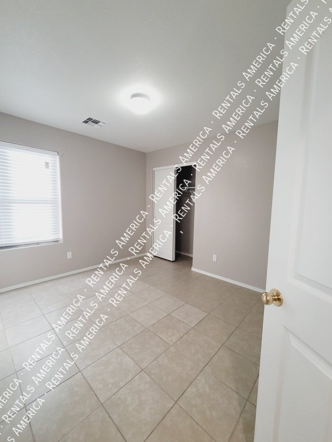 4 Bed in San Tan Valley with all tile flooring! property image