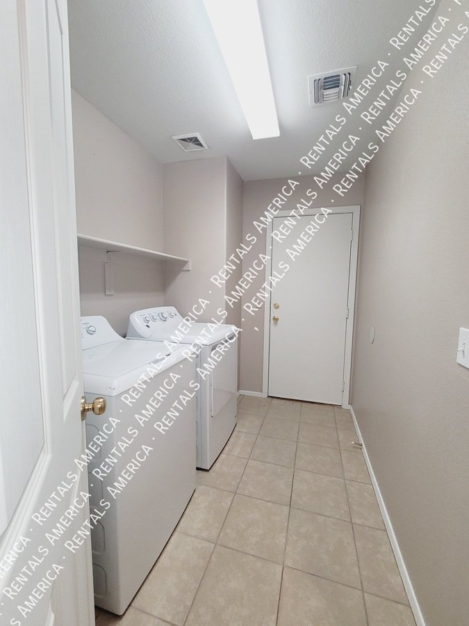 4 Bed in San Tan Valley with all tile flooring! property image