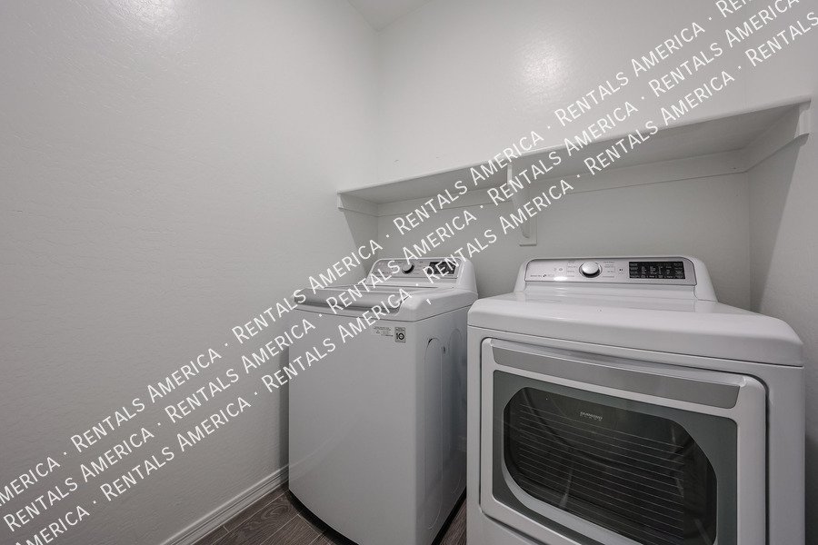 Gorgeous Updated 3 bed and 2 bath Home! W/ SPECIAL OFFER property image