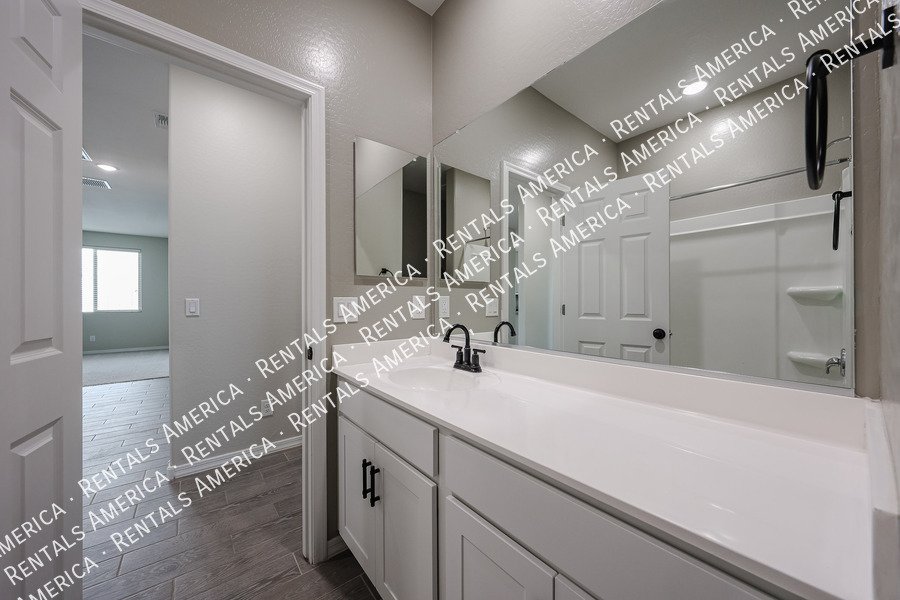Gorgeous Updated 3 bed and 2 bath Home! W/ SPECIAL OFFER property image
