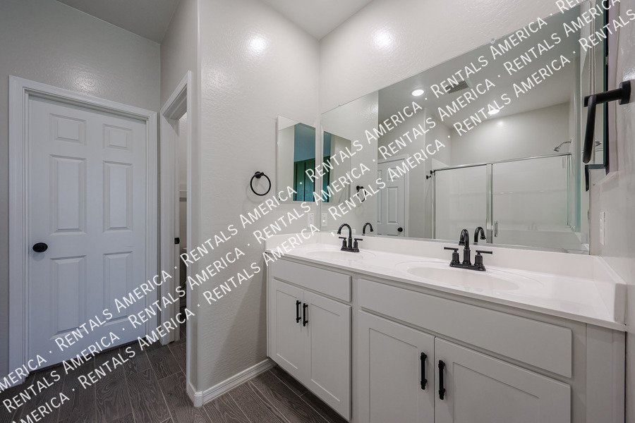 Gorgeous Updated 3 bed and 2 bath Home! W/ SPECIAL OFFER property image