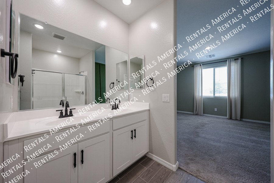 Gorgeous Updated 3 bed and 2 bath Home! W/ SPECIAL OFFER property image