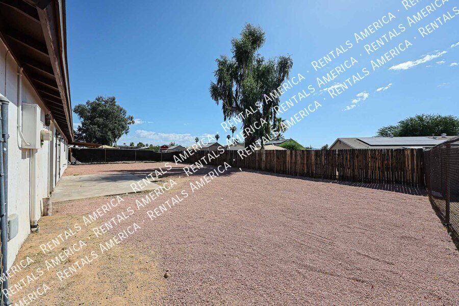 Great 3 bedroom home w/ large backyard property image
