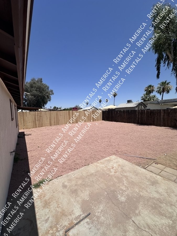 Great 3 bedroom home w/ large backyard property image