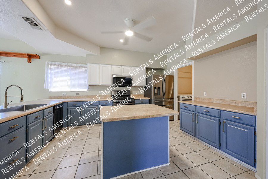 Beautiful & Spacious 4 Bdrm with an Extra Room & Pool in Garden Lakes! property image