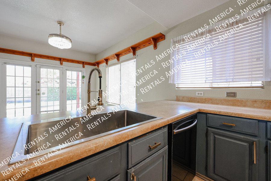 Beautiful & Spacious 4 Bdrm with an Extra Room & Pool in Garden Lakes! property image