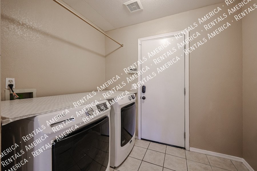 Beautiful & Spacious 4 Bdrm with an Extra Room & Pool in Garden Lakes! property image