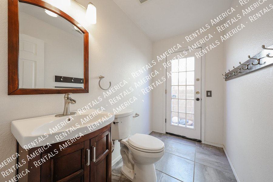 Beautiful & Spacious 4 Bdrm with an Extra Room & Pool in Garden Lakes! property image